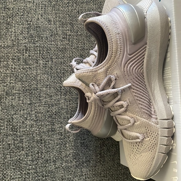 Under armour hovr. Worn once or twice, look brand new - Picture 2 of 4